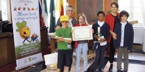 L'Assessore Loredana Poli premia le classi quarte della Scuola primaria Scuri