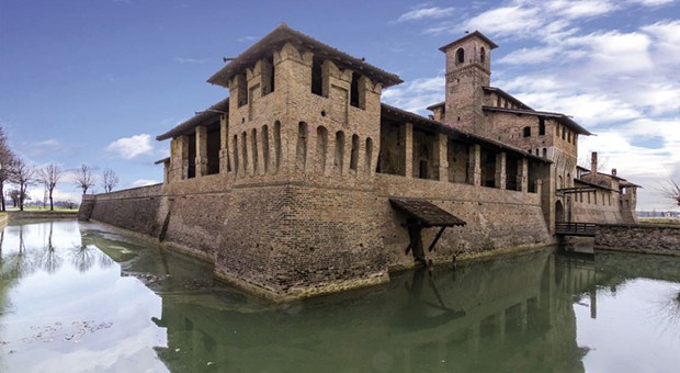 Castelli aperti ai turisti e all'arte. Andy Wahrol in mostra a Pagazzano