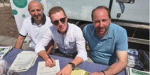 Firmato l’accordo "OriginalBruna". Cibo, comunità e territorio La firma dell’accordo: Massimo Tomasoni, Giacomo Ardemagni, Matteo Rossi
