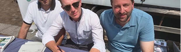 Firmato l’accordo "OriginalBruna". Cibo, comunità e territorio La firma dell’accordo: Massimo Tomasoni, Giacomo Ardemagni, Matteo Rossi