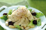 Insalata di pollo con scalogno e olive